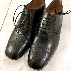 Brand new Gucci suit shoes . Very chic never worn .